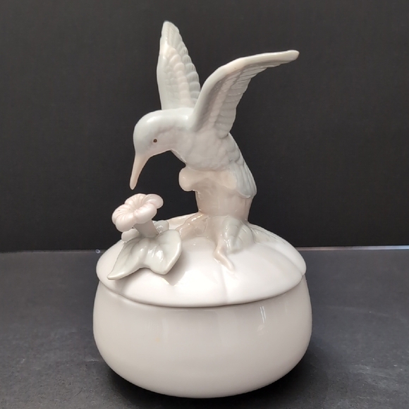 Vintage Arnart Porcelain Lidded Hummingbird Trinket Box. - Picture 1 of 10